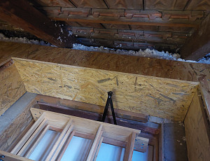 Zateplení stropu patrového rodinného domu pomocí foukané izolace